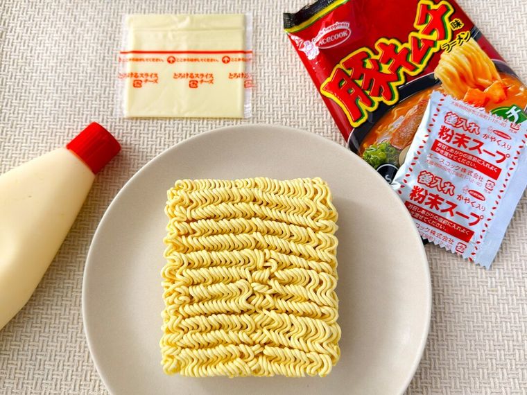 袋から取り出した豚キムチ味ラーメンやマヨネーズなどが並んでいる様子