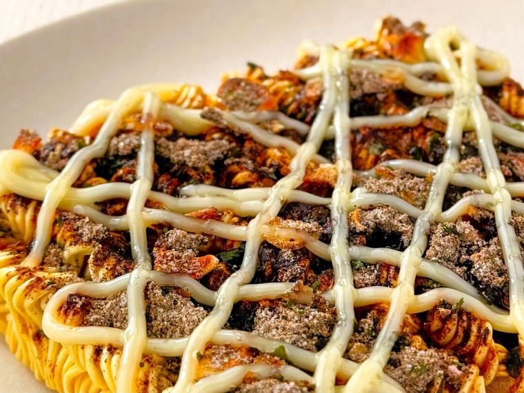 アレンジしたエースコックいか焼そばが皿に盛り付けられている様子