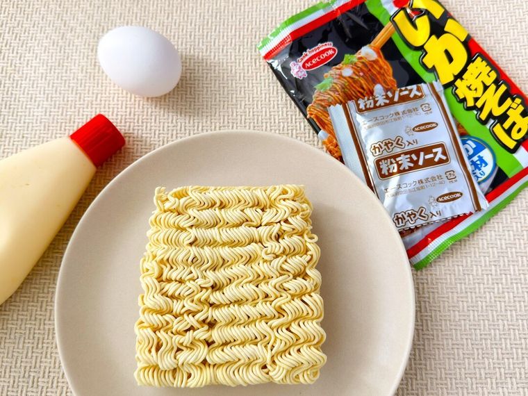 袋から取り出したエースコックいか焼そばや卵などが並んでいる様子