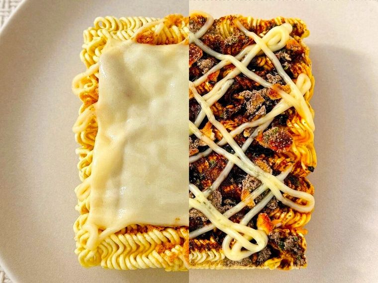 アレンジしたエースコックの豚キムチ味ラーメンといか焼そばが並んでいる様子