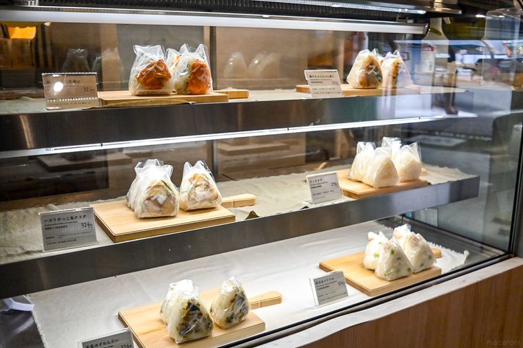 おにぎりが並んでいるショーケース