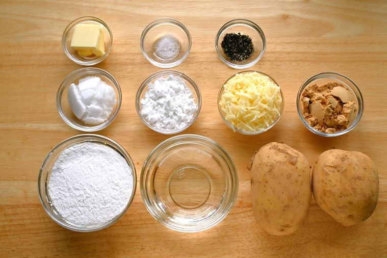 じゃがいもや米粉、きな粉などのカムジャパンの材料がテーブルに並んでいる