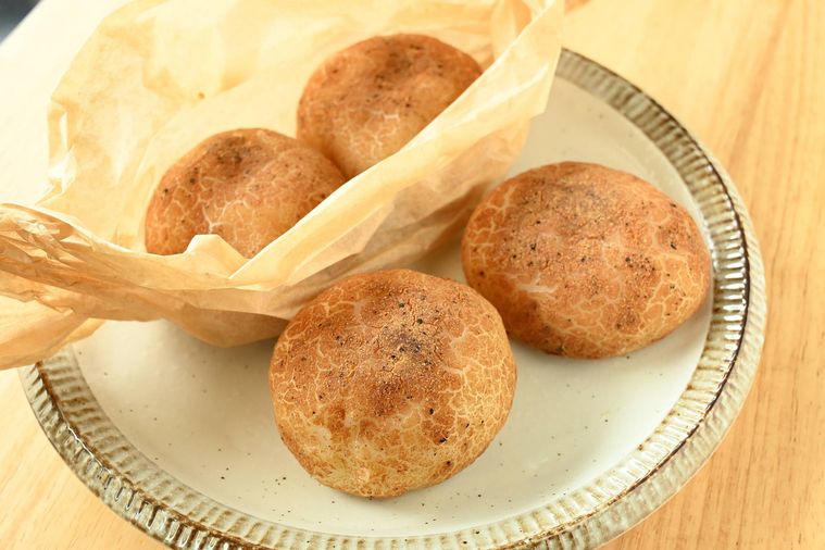 丸皿に盛り付けられている4つのカムジャパン