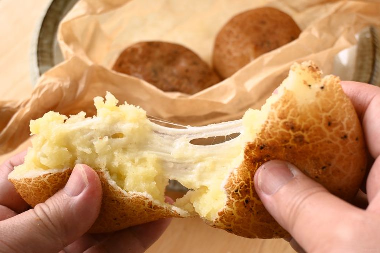 手で割ったカムジャパンのフィリングのチーズが伸びる様子