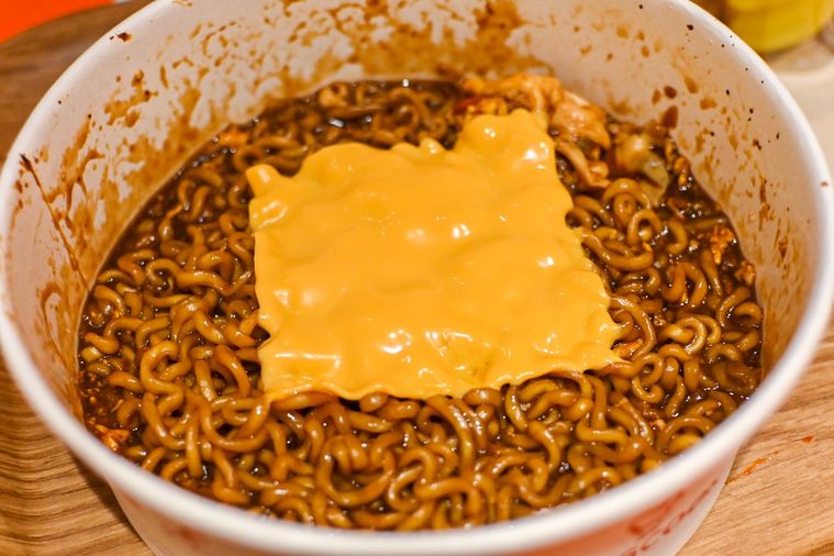 チーズトッピングの麺