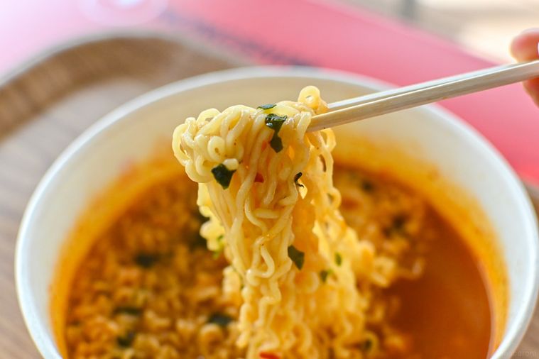 麺を持ち上げているところ