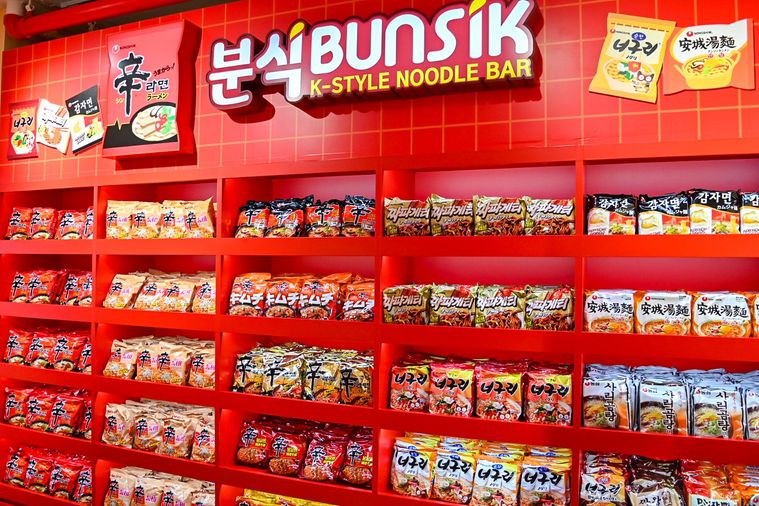 袋麺が並んでいるところ