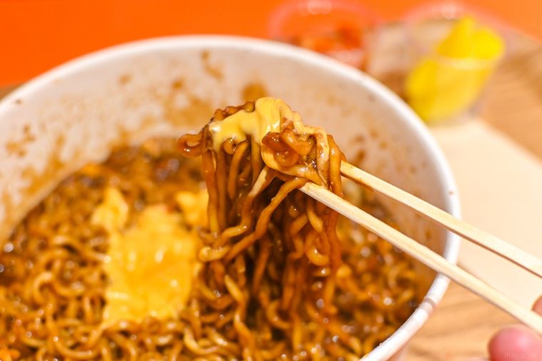 麺を持ち上げているところ