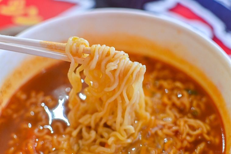 麺を箸で持ち上げているところ