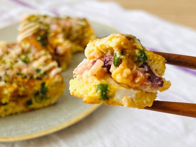 たこ焼き風オムレツを箸で持ち上げている様子