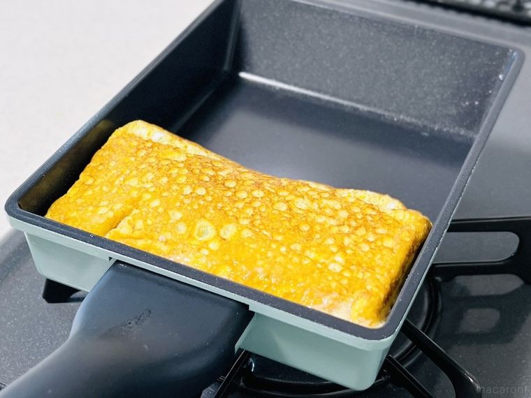 「たこ焼き風オムレツ」を焼いている様子