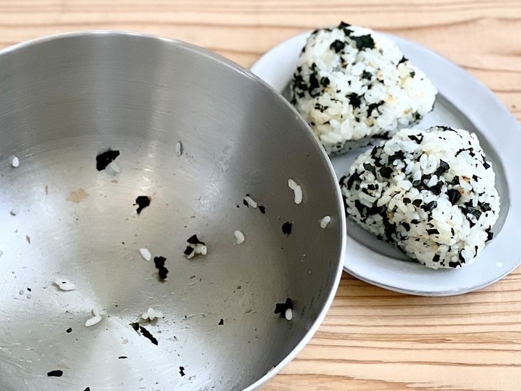 ごはんがこびりついたボウルと皿に盛られたおにぎり