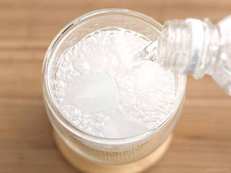 カルピスソーダ風のドリンクを作っている様子