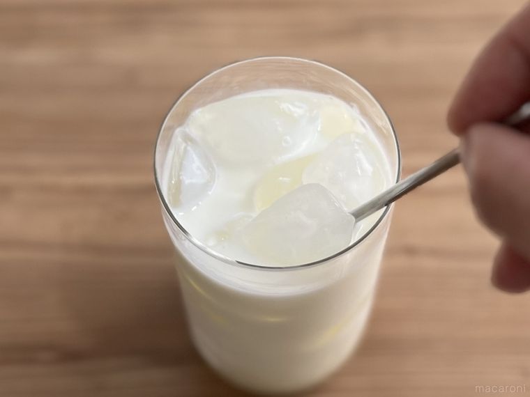 カルピス風のドリンクをかき混ぜている様子