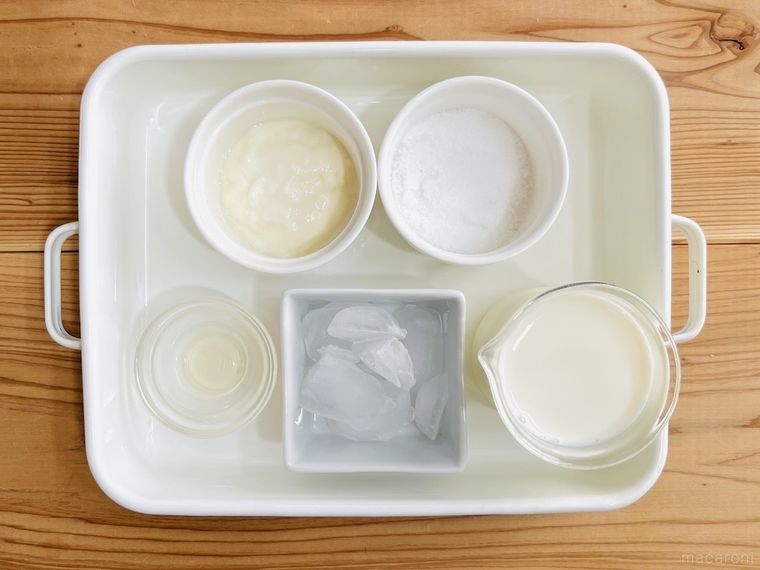 プレーンヨーグルト、砂糖、レモン汁、氷、牛乳が置かれている