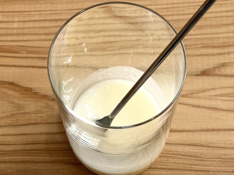 ヨーグルト、砂糖、レモン汁を混ぜている様子