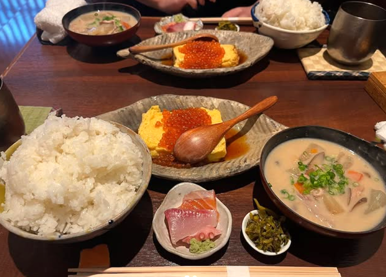 家和らぎの出汁巻定食にいくらをトッピングした様子