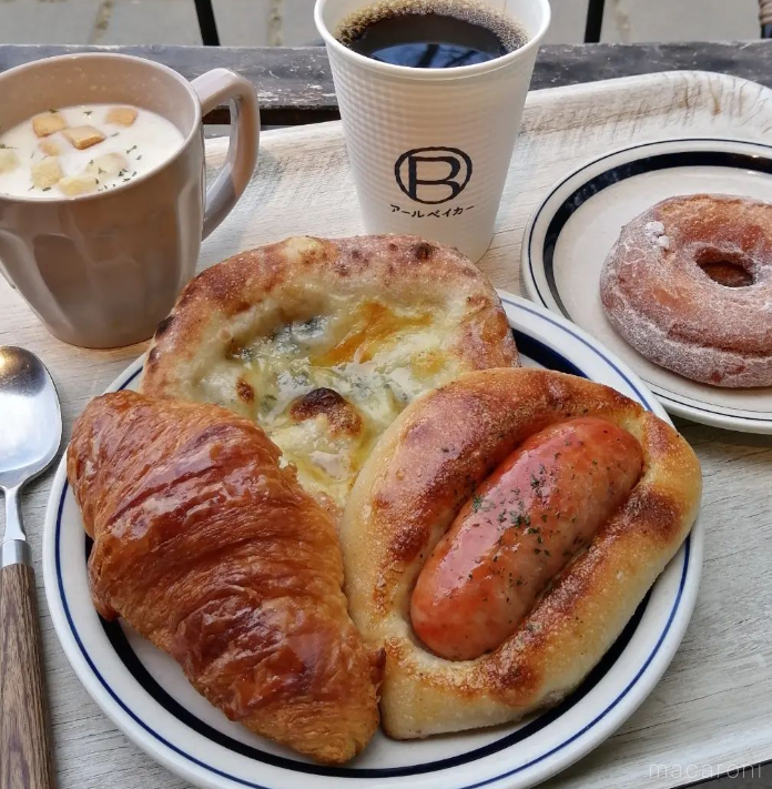 アールベイカーのパン各種とスープセットをトレーにのせた様子