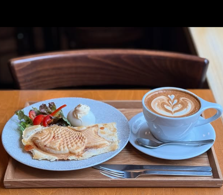 心斎橋焙煎所のテーブルに置かれたモーニングメニューベーコンチーズとカフェラテ