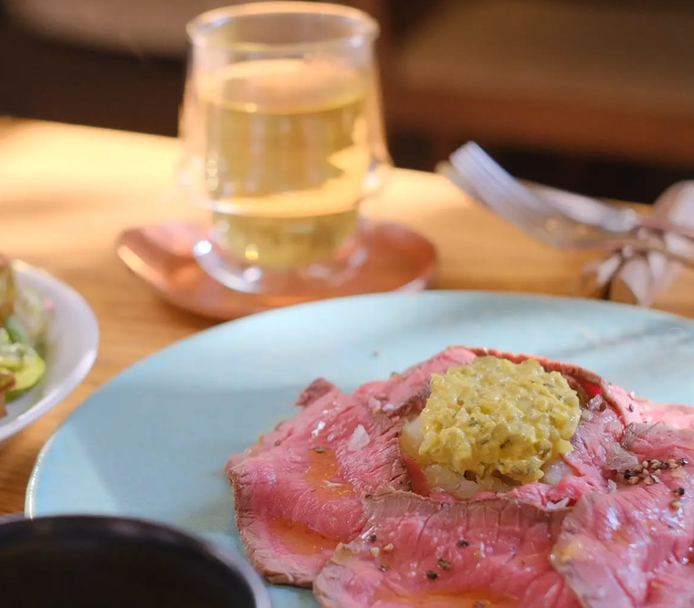 スモーブロー キッチン 中之島のCセットローストビーフとレムラードソースのスモーブローとドリンク