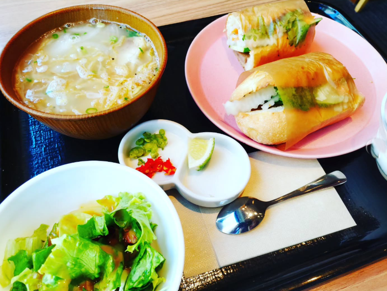 カフェビア ngon ca pheゴン・カフェのバインミーとフォーのモーニングエスニック朝食セット