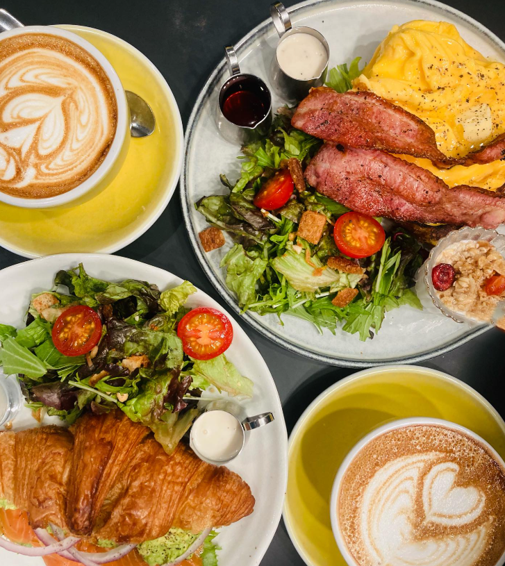 maze cafeのクロワッサンサンドプレートやカフェラテなどがテーブルに置かれている