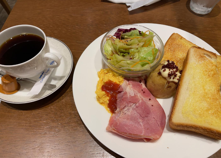 エスタシオン カフェタイムのテーブルの上のブレンドコーヒーと贅沢モーニング