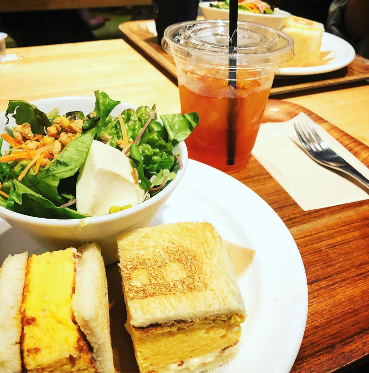 厚焼きたまごのサンドイッチにサラダとドリンクが付くベシャメルカフェのモーニングたまごサンドセット