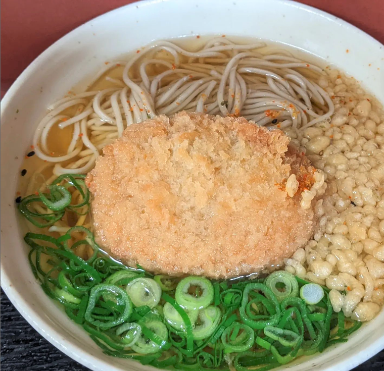 コロッケと青ねぎ、天かすがのった潮屋のコロッケそば