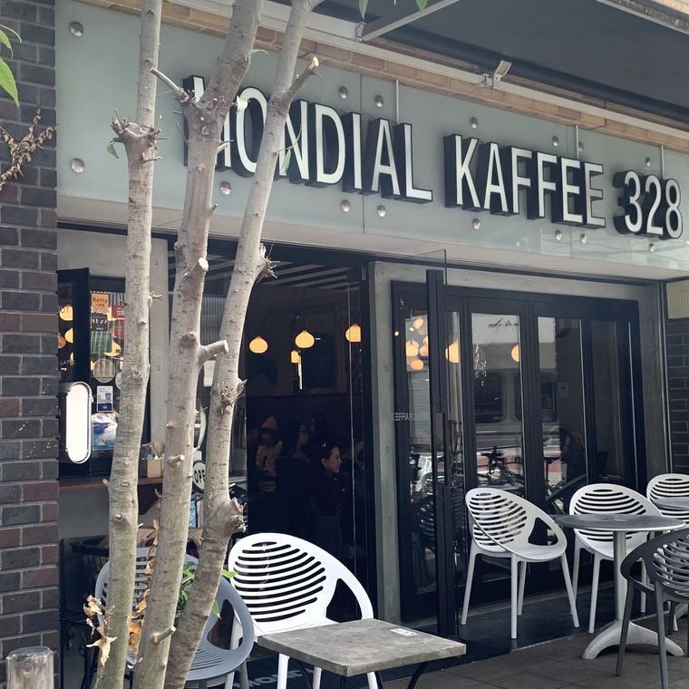 テラス席があるおしゃれなカフェモンディアルカフェ328外観