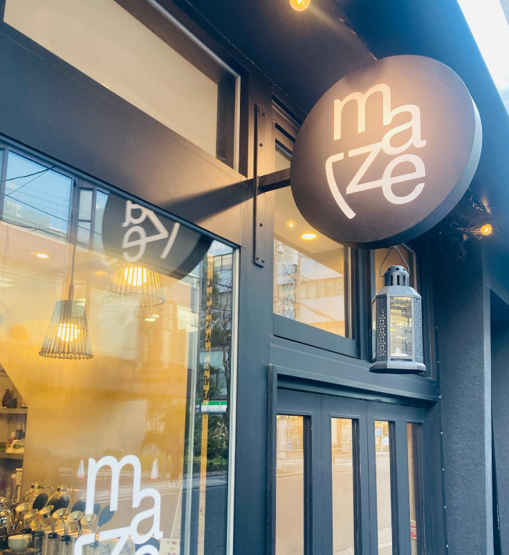 ガラス張りでおしゃれなカフェmaze cafe外観一部