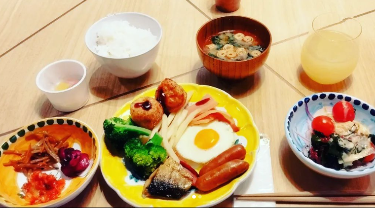 目玉焼きやウインナーをのせた皿、ごはんやみそ汁がテーブルに並ぶザ ウェアハウスのブレックファストブッフェ