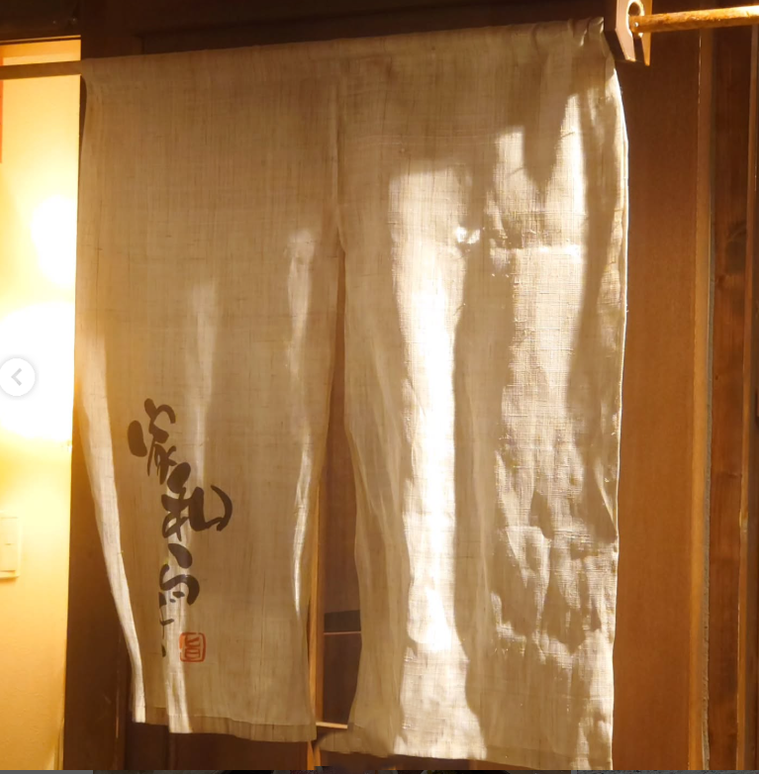 和食店家和らぎの入り口にかかった白い暖簾