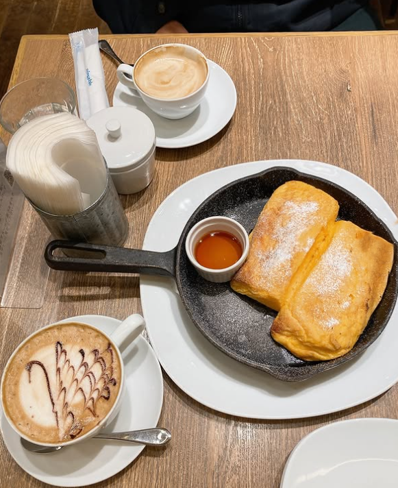 パールズの黄金フレンチトーストとカフェ・ラテをテーブルに置いた様子