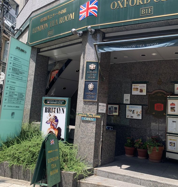 緑色の看板が目印のロンドンティールーム 堂島店の階段入口