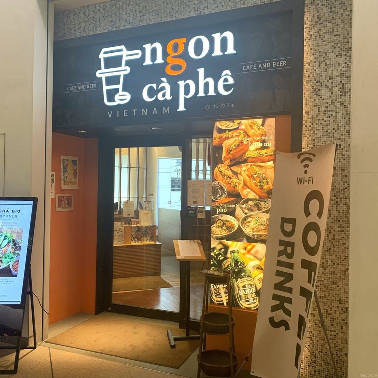 ガラス張りの扉がおしゃれな新大阪駅内のカフェカフェビア ゴン・カフェ外観