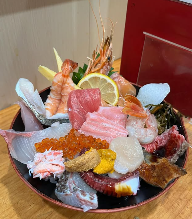 具材が盛りだくさんなまるよしのスペシャル海鮮丼