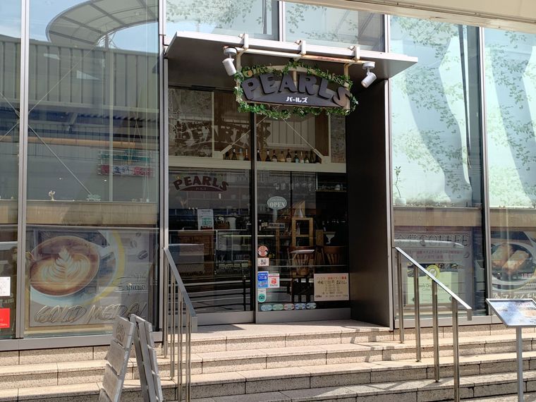 ガラス張りでおしゃれなカフェパールズ外観