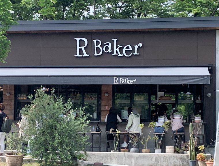 店舗のまわりにカウンター席やテラス席があるアールベイカー  大阪城公園店