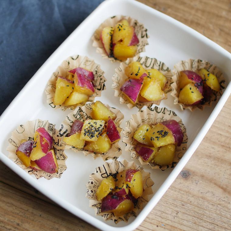 白い保存容器に並べた揚げないひとくち大学芋