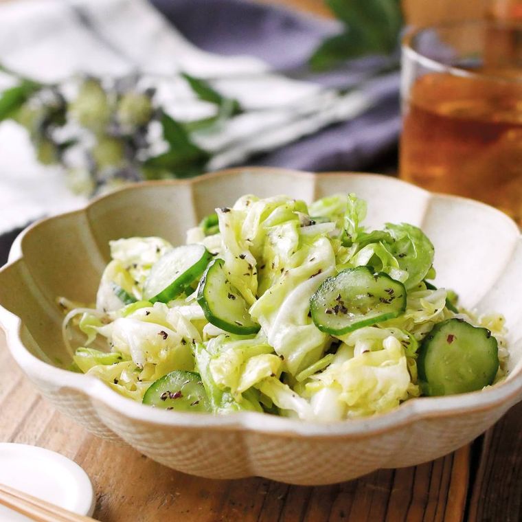 陶器に盛り付けたキャベツのゆかり和え