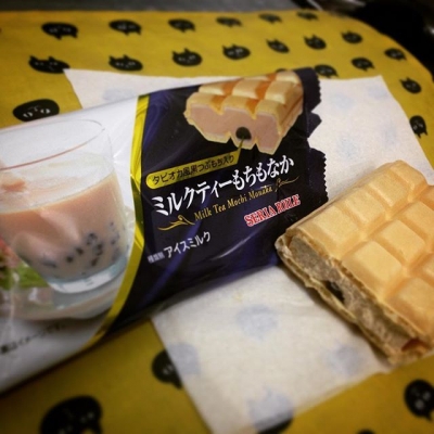ファミマ限定のアイス「ミルクティーもちもなか」がおいしいと話題!