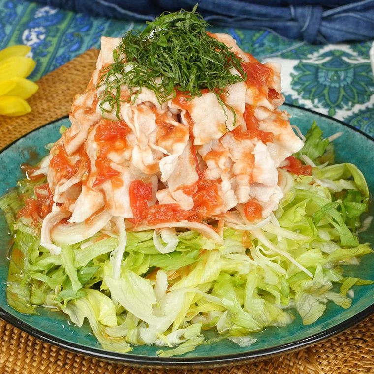 青緑色の皿に盛り付けられたトマトポン酢の冷しゃぶサラダ