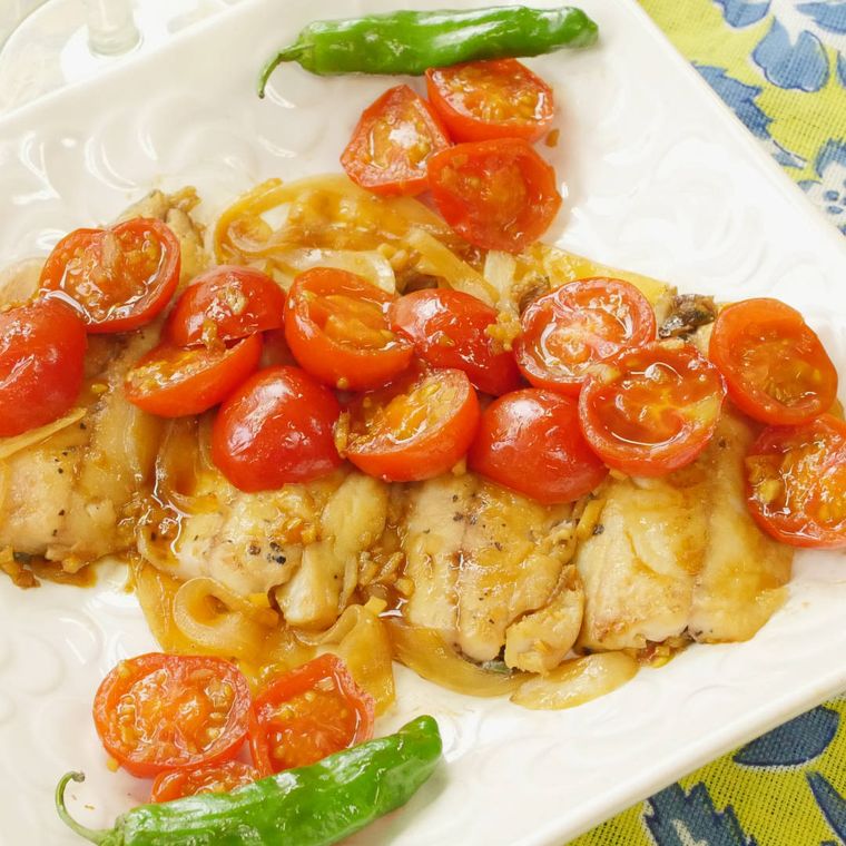 白いスクエア型の皿に盛り付けられた、あじのトマトしょうが焼き