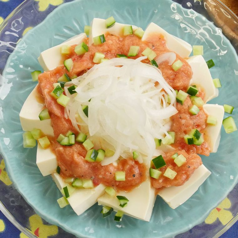 水色の皿に盛り付けられたトマトシャーベット冷奴