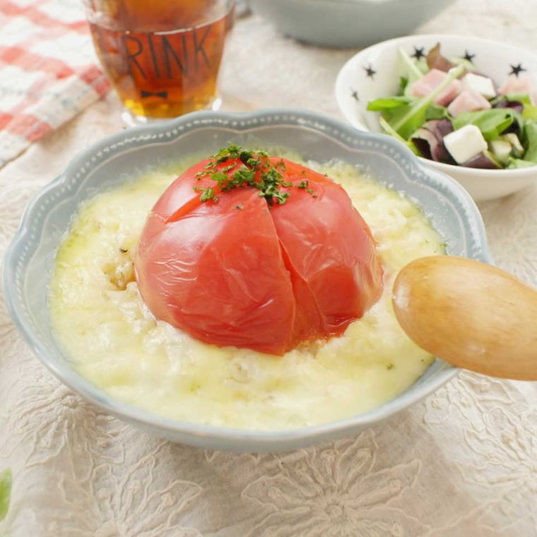 青い器に盛り付けられたまるごとトマトのチーズドリア