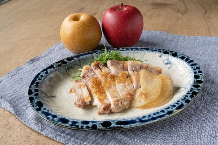 楕円形の皿に盛り付けた梨とりんごのしょうが焼き