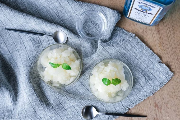 グラスに入った梨のグラニテ