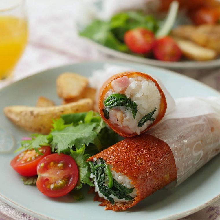 淡い緑の皿に盛りつけられた焼きチーズのスティックおにぎり