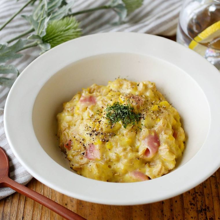 白い皿に盛り付けたコーンクリームリゾット